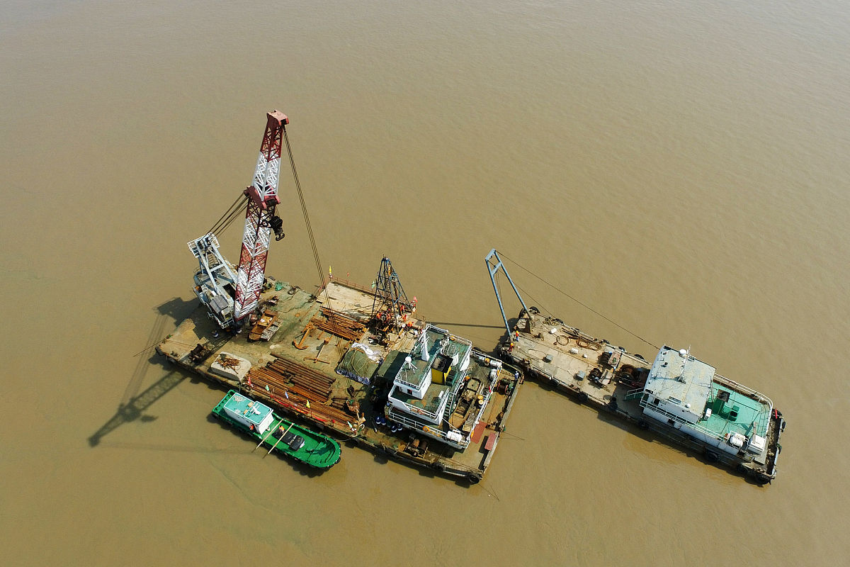 可以700字左右的论文摘要吗？摘要应侧重于使用BigEarthNet数据库训练的转化器Vision Transformer或ViT模型和进行分类并与它的原始基准结果进行比较。本文应该讨论目前是否有任何正在用于BigEarthNet的ViTs？如果有它们的表现如何？有几个ViT变体；有些更有效。并帮我给这篇论文起一个名字