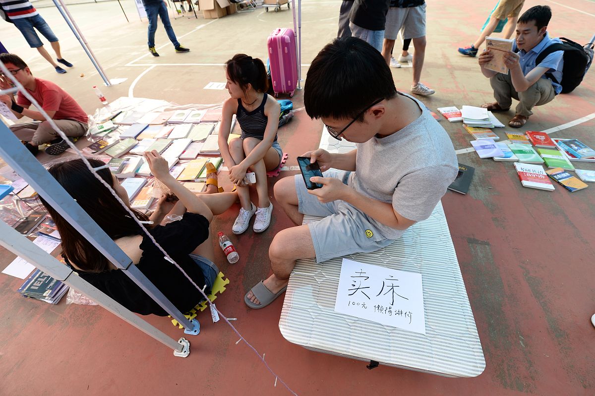 2018年6月14日,北京理工大学毕业生跳蚤市场人气火爆.毕业生创意广告