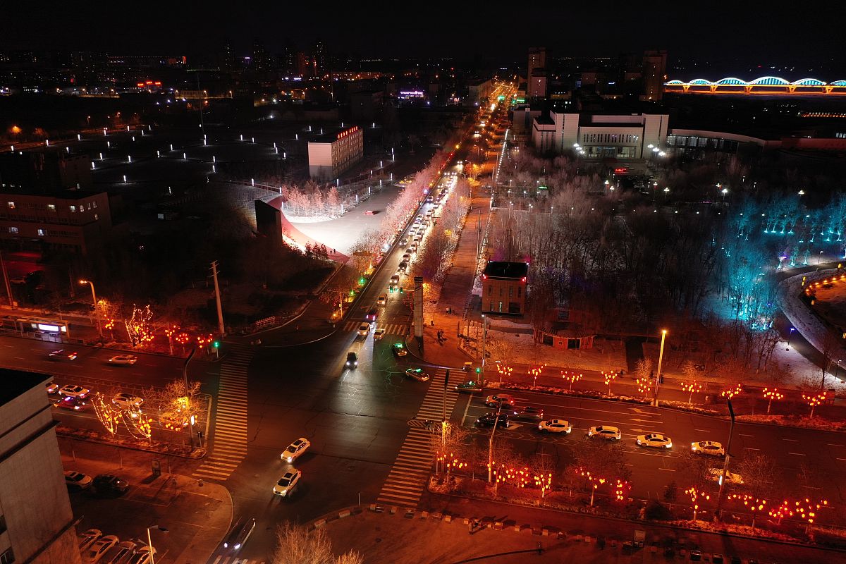 2021年2月26日,是元宵佳节,当晚,新疆博乐市主要街道上彩灯绽放,绚丽