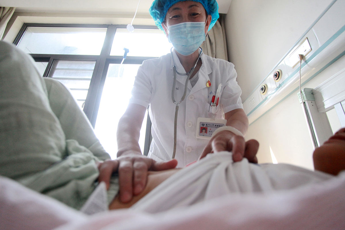 编一个女医生尿裤子的故事