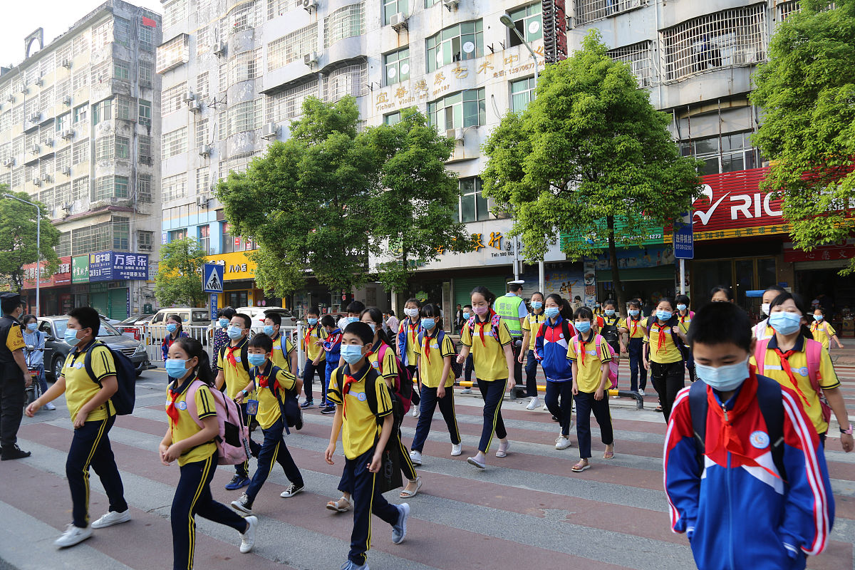2020年5月11日,江西省宜春市第八小学,孩子们走过斑马线返校.