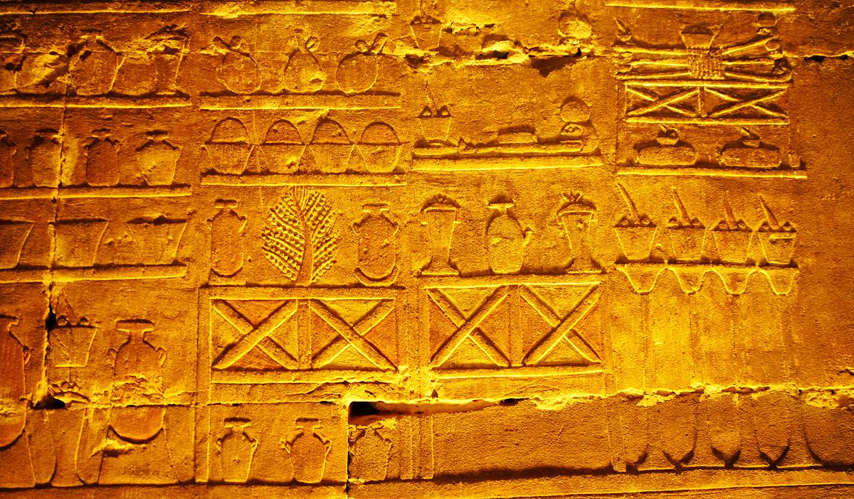 请参考以下内容重新生成一篇不少于800汉字的原创文章。主题是：《世界十大名胜古迹全球公认的十大著名历史古迹》语言要幽默口语化。世界十大名胜古迹：埃及金字塔、巴比伦空中花园、罗德港巨人雕像、亚历山大灯塔、阿布辛拜勒神庙、宙斯神像、帕特农神庙、吴哥窟、婆罗浮屠、万里长城。