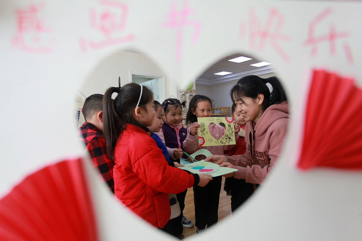 用优美的语言写一句最美幼师的人物描写适合在幼儿事业工作了18年的女老师