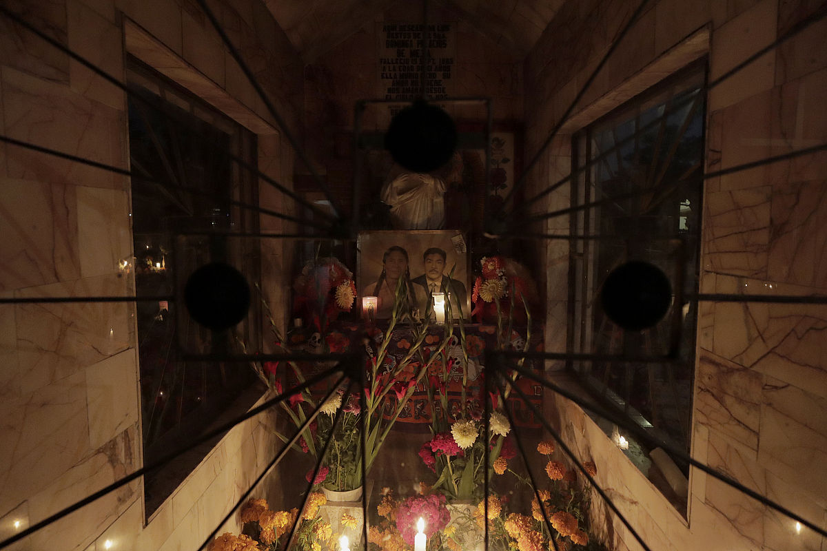 写一篇以实验室、角色扮演、逃脱为主题的诡异副本在通关过程中有危机中的表白情节