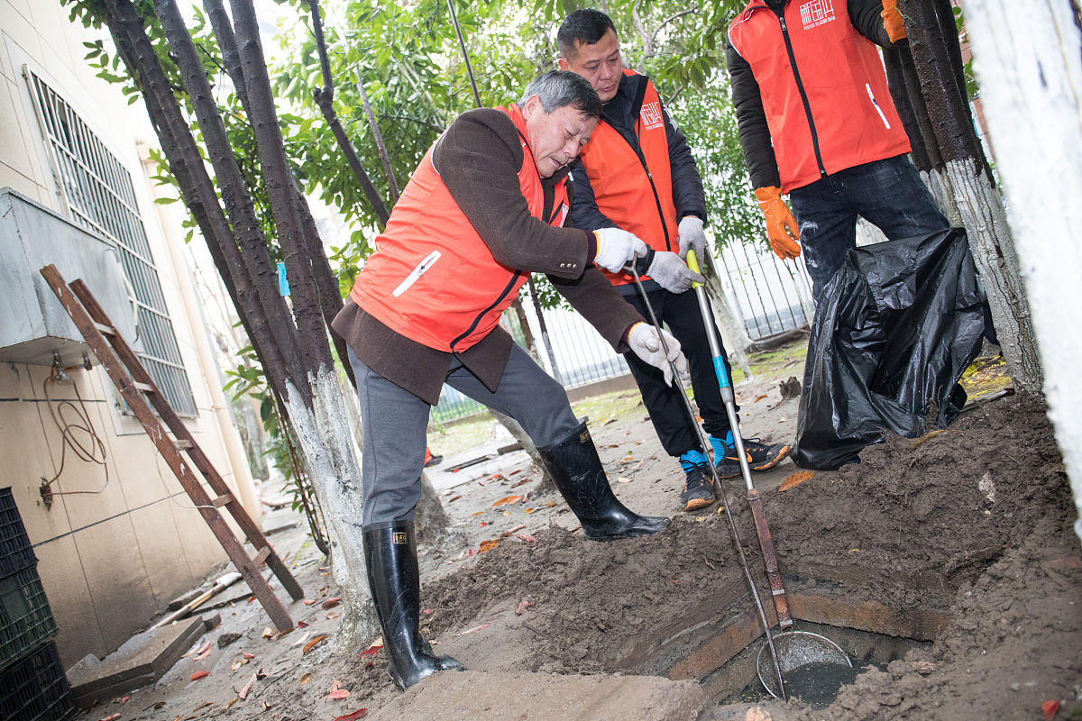 网格员排查发现水流堵塞，及时清理保障居民安全