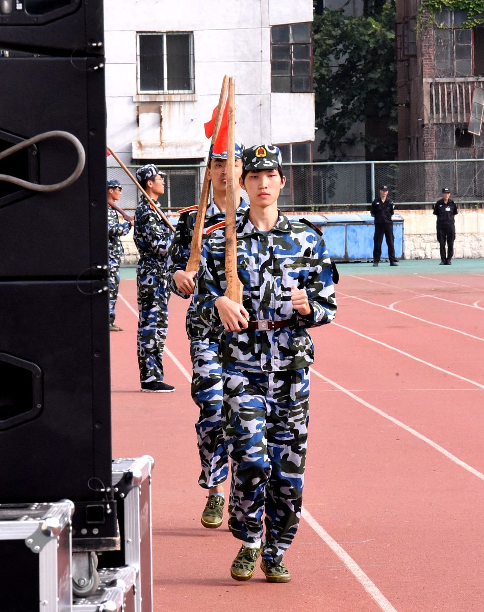 某某学校军训开营仪式盛大举行！