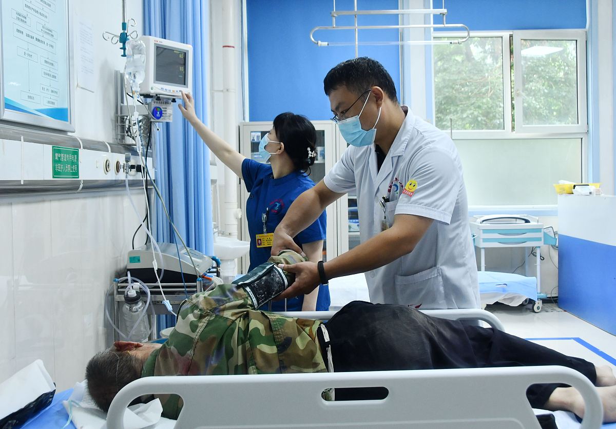 改写：所以肺炎患者在临床治愈出院后很有可能也会出现与之相对应的症状。但是出院并不意味着肺炎给患者带来的影响就已经结束了。虽然已达到出院标准但由于肺炎病毒的侵袭以及长时间的住院治疗还可能会给患者带来一系列的后续影响导致后续个人医药负担和社会负担等问题。肺炎患者在康复一周后应进行一次身体检查和新冠病毒实验室检测；