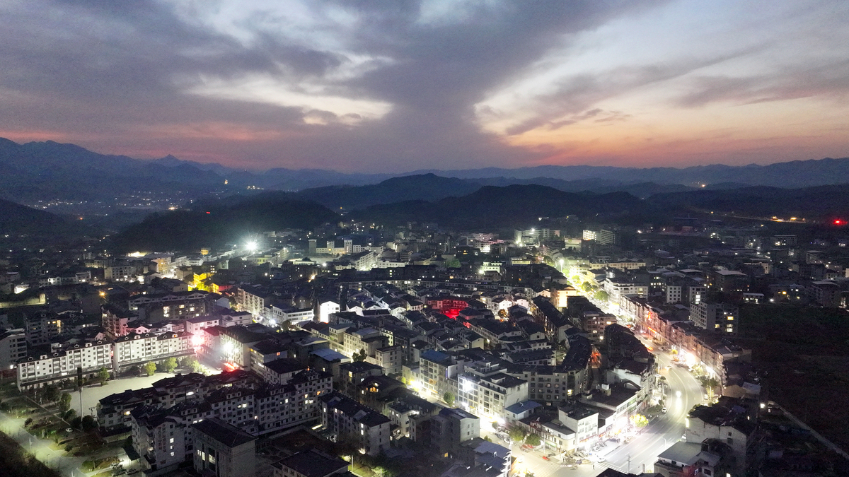 2026年1月14日,湖北十堰,房县军店镇乡村夜晚,居民区