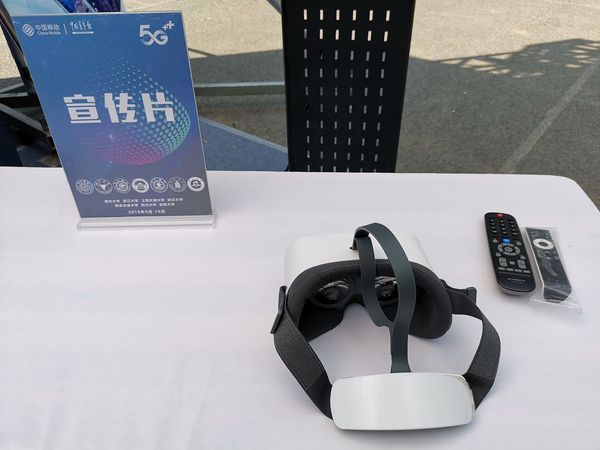 智能头盔有以下功能：无线充电、APP控制、蓝牙耳机、长时间驾驶提醒等功能、发生危险自动发消息给联系人项目成果简介：重点介绍特色及创新点200字左右