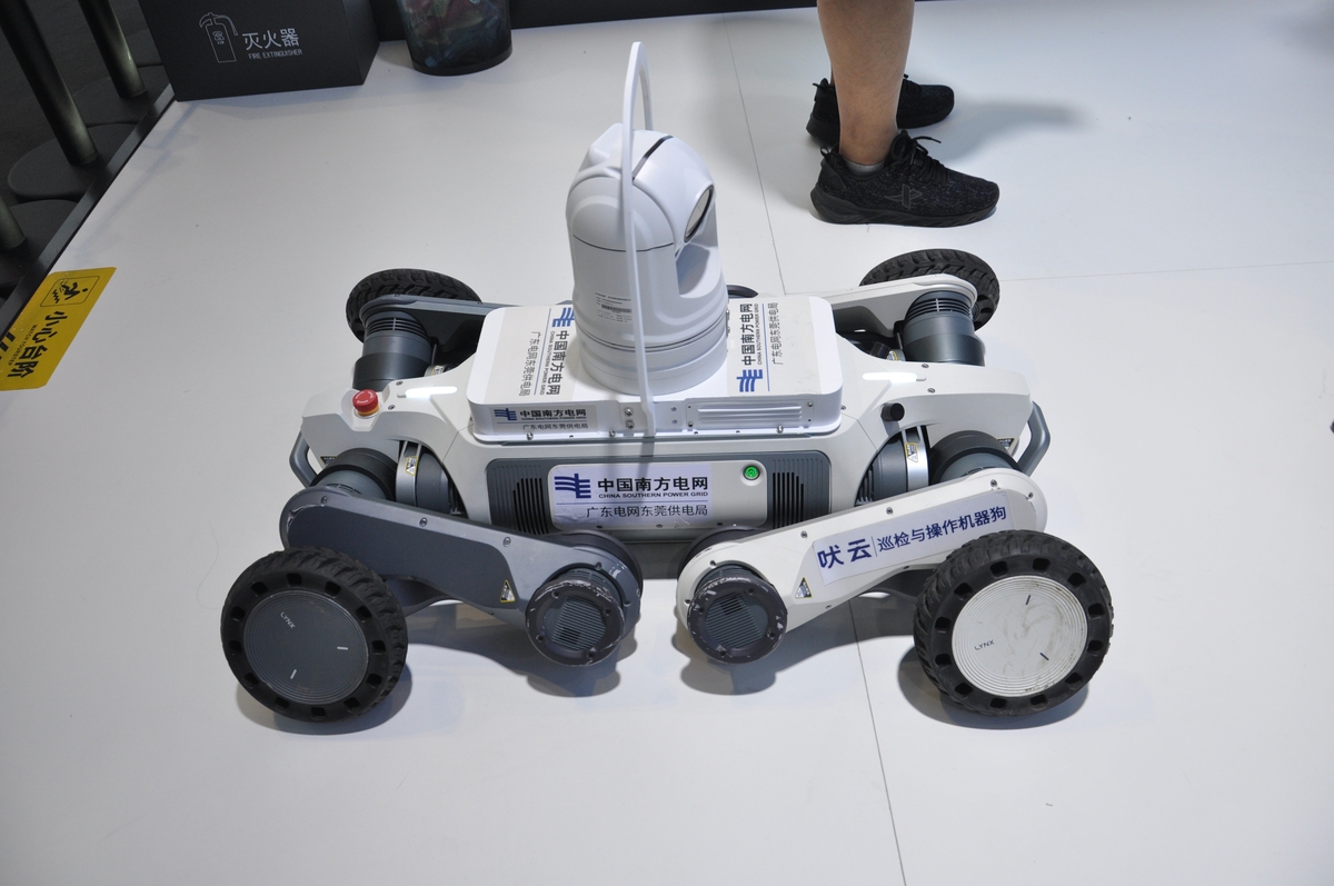 给我一个好评话术 形容月球车质量很好大小刚好 轮子推起来声音很小限制50字 带表情