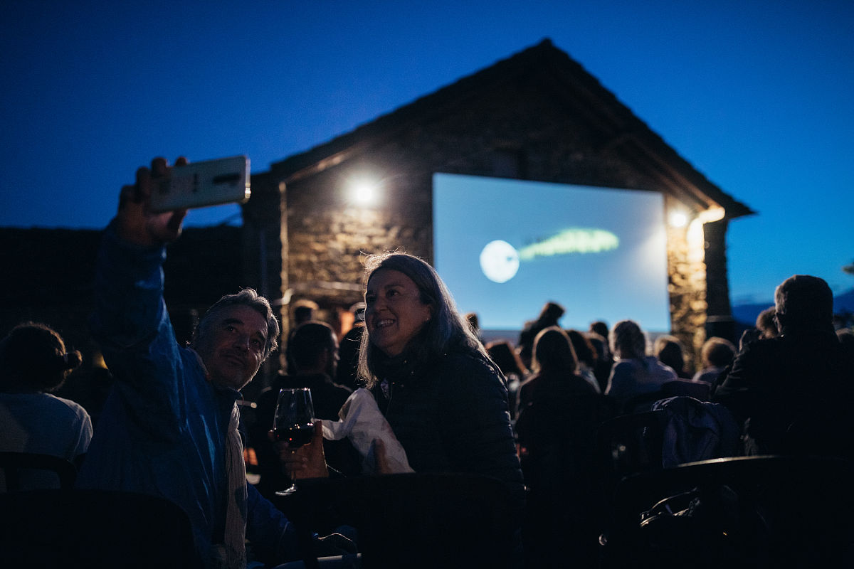 感谢这位记者朋友的关心我之所以会做出这样的选择。有几方面的考量。首先我们作为青年人理论知识比较扎实但是缺乏相应的实践经验而基层是一个大舞台。我们在那个地方可以把我们的所学应用到工作实践中更好地发挥我们的专业特长。其次现在国家大力发展乡村振兴在这种形式下基层需要科技力量需要人才。所以我们就应该响应国家的号召到祖国最需要的地方去到基层去帮助基层发展。我们在基层工作自己也能在实践中得到历练因为基层事务比