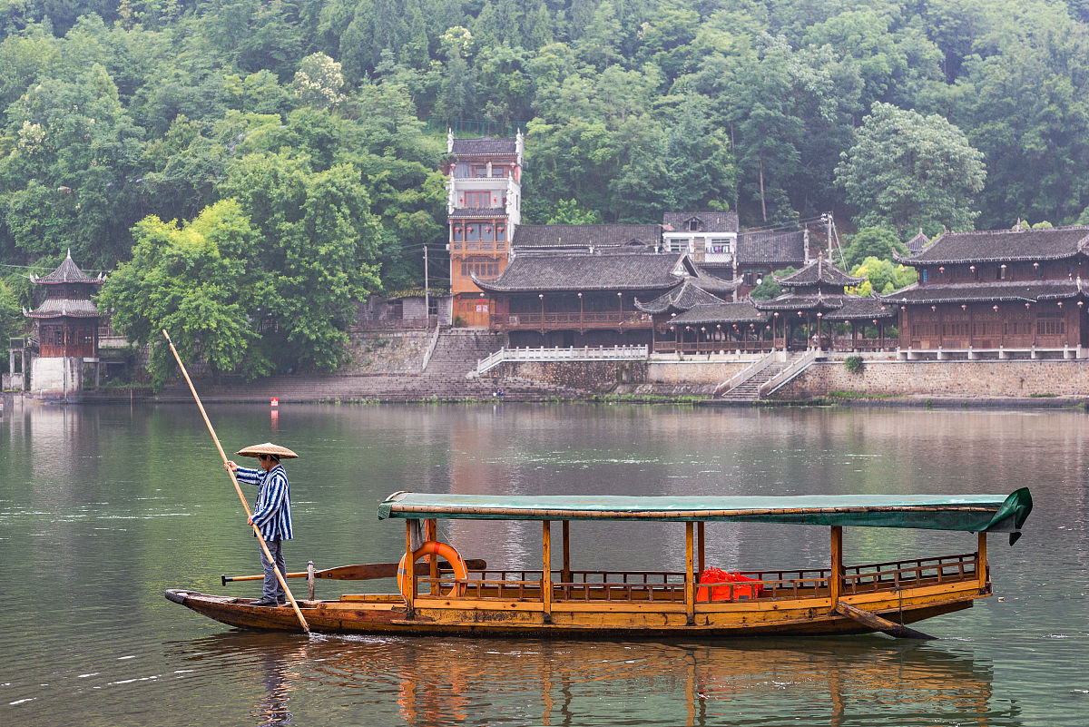 请改变语言并扩写写以下内容：把《边城》通篇读下来我读出了沈先生会湘西风情的钟爱读出了当地的人们纯朴赤诚读出了故事淡淡的忧伤。  在文中先生用幽淡的笔墨向人们呈现出湿润透明的湘西美景其中那座碧溪岨的白塔给我留下了最为深刻的印象。那座立在半山腰的白塔就像是一个沉默的精灵远远地眺望着老船夫和翠翠的家默默地给予他们祝福。它就像是老船夫和翠翠心灵的港湾。每当他们有心事无处诉说他们总会出神地遥遥望着白塔让被现