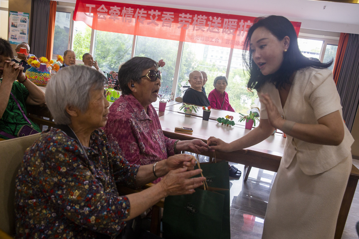 退休干部敬老活动总结：座谈、联谊、义工，让敬老爱老蔚然成风