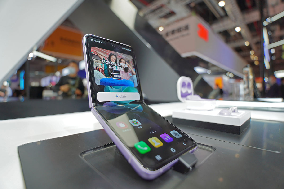 以美国有苹果中国有菠萝开头的广告词内容是十年后的超强手机