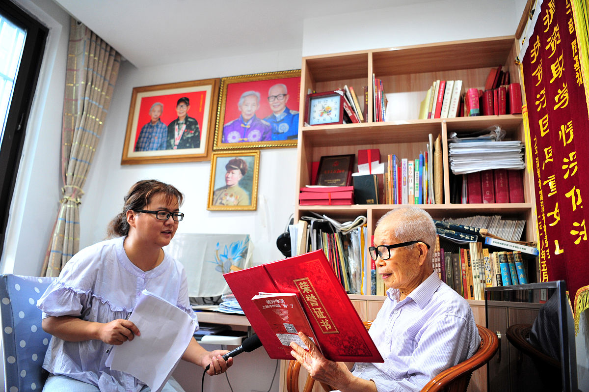今天帮学校的以为去世的老教授整理屋子她的妻子接待的我们我们聊了两辈人的一些想法后来送给了我们一些珍贵的书籍写个新闻稿
