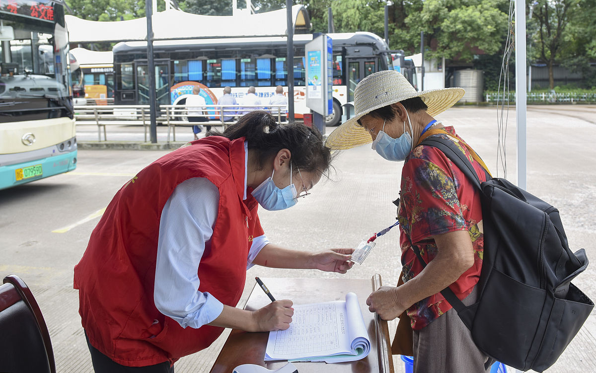 2021年8月20日,浙江省金华市公交南站,508路公交线工作人员提供健康码
