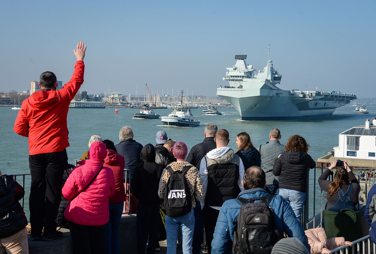 请帮我整理英国二战期间所有参战的军舰包括驱逐舰、巡洋舰、战列舰和航空母舰