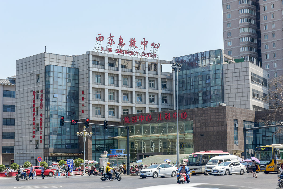 空军军医大学西京医院帮我用200字详细描述
