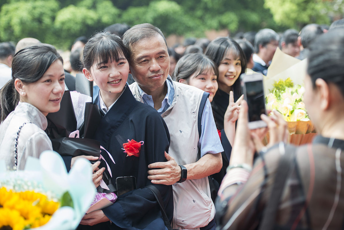 离别之际难以静下心来在这里我向帮助了我两年的同学和老师们最真诚的感谢你们让我能和你们一起过上这快乐充实的大学生活。最后我要感谢父母供养我到大学感谢他们多年来的含辛茹苦谢谢你们。 同义替换