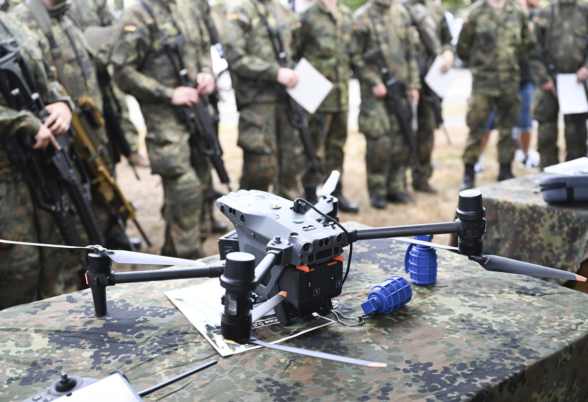 智能无人机集群：未来战场的军事应用与优势