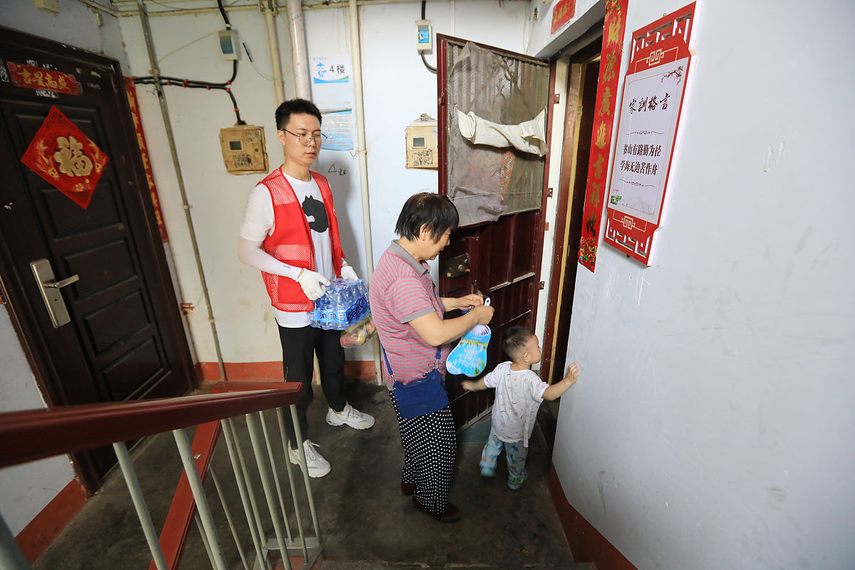 为社区携手物业清理楼道小广告写一个报道题目