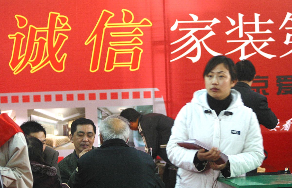 2008年03月16日,江苏省南京市,房展会上家装公司设计师和客户洽谈家庭