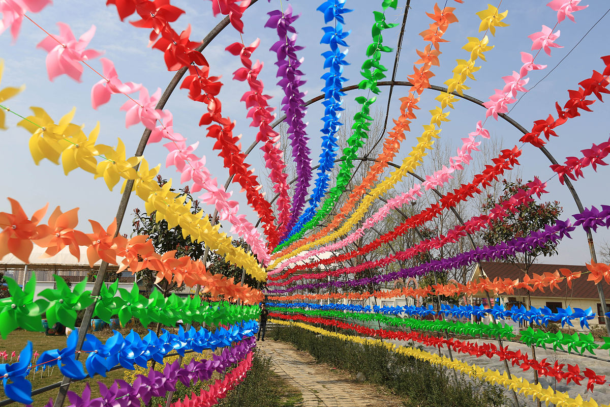 2017年3月3日,湖北省襄阳市,十万只七彩风车在风中哗啦啦旋转,煞是壮
