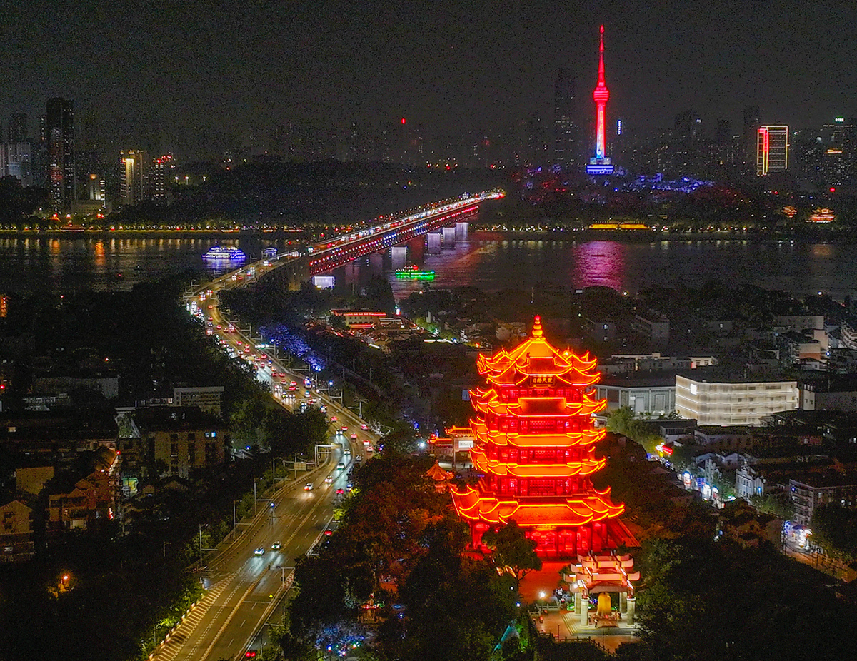 请做出一篇4月28日早上到4月30日晚上武汉的旅游攻略要求如下1每天的游玩的地点尽可能离得比较近尽量避免重复路线2交通便利乘坐地铁和公交比较方便3每天游玩两到三个景点例如第一天去黄鹤楼粮道街大成路等等4尽量避开人流量较多的时候也可以给出避开人流量较多的路线5考虑每个景点最佳的观赏时间