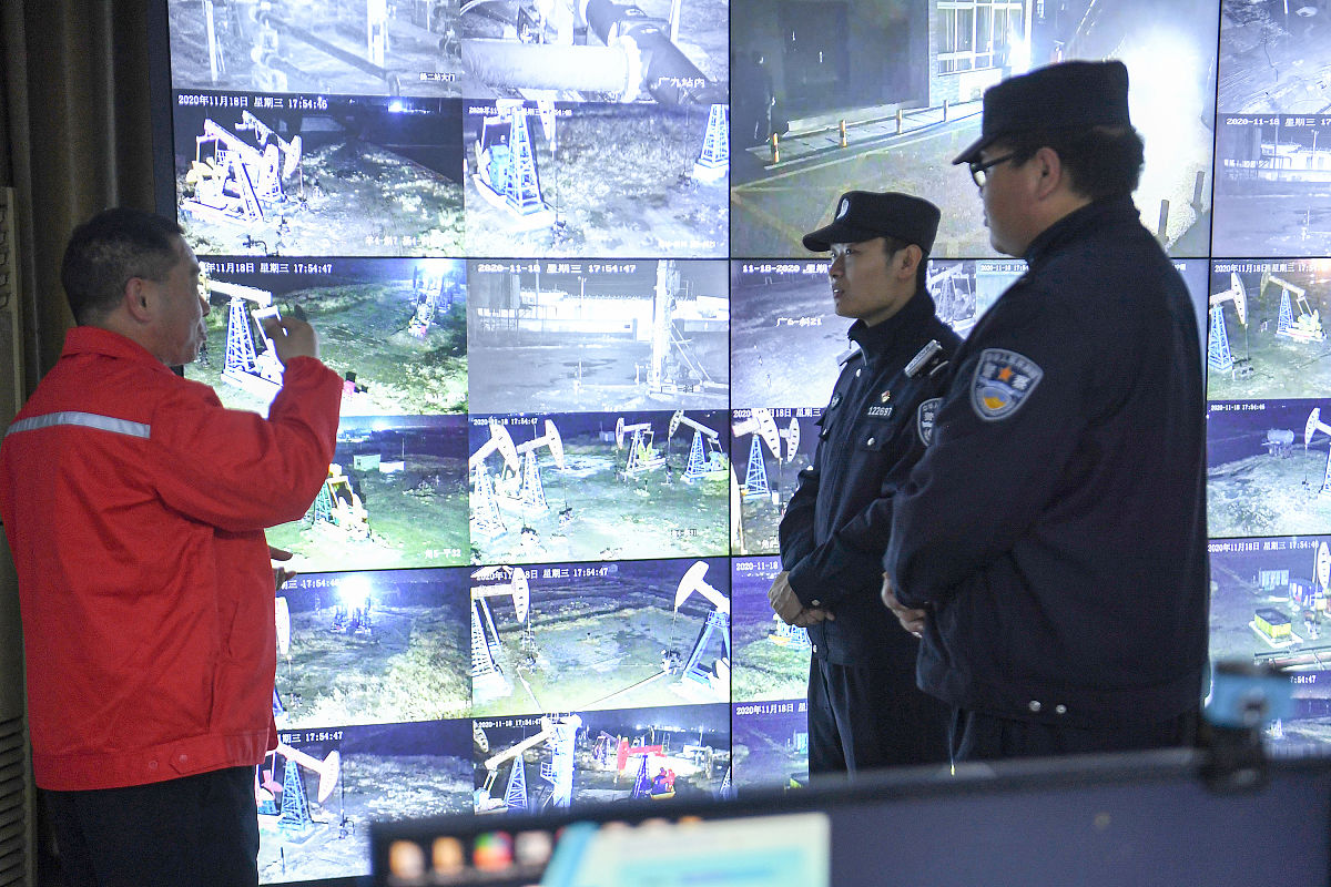 将下面这一大段话添加2倍字数并降重：基于物联网的警务管理系统。近年来随着科技的迅猛发展物联网技术也被迅速运用到警务管理系统中。目前应用较为广泛的方式是将 RFID 技术应用到警务管理系统中对枪支、人员以及重要证据等进行实时的跟踪以加强对被跟踪对象的管控。比较著名的系统有英国的iDAS智能抽武器库系统、APLS 自动人员定位系统以及美国 Santaclara 犯罪实验室的证据追踪方案等