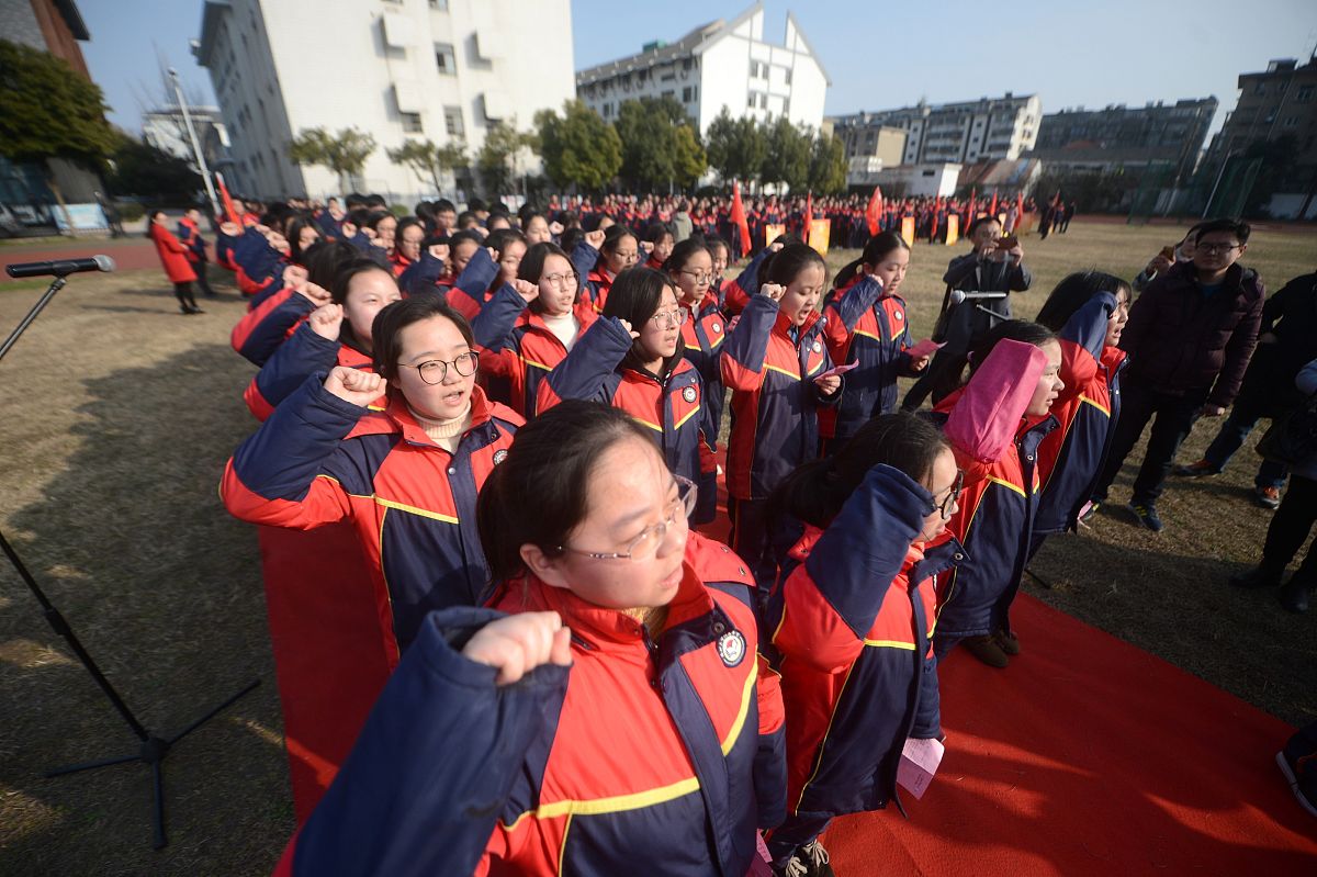 2018年2月26日,江苏扬州.参加成人礼的高三学生在老师家长的迎接下跨