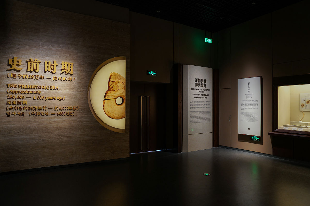 未来展望短期愿景：在未来的一年内我们希望能够建立起一家具有品牌影响力的时间门店。通过精心设计的场景和展品让每一位走进时间门店的顾客都能够感受到时间的珍贵和流逝。我们将提供写信给未来自己或他人的服务帮助顾客记录下自己此刻的思考和感悟。同时我们也会定期将这些信件送出让顾客在未来的某个时间点收到自己曾经写下的信件唤起他们对时间的反思和启发。我们相信通过这样的服务我们可以帮助更多的青年人珍惜时间不留遗憾。
