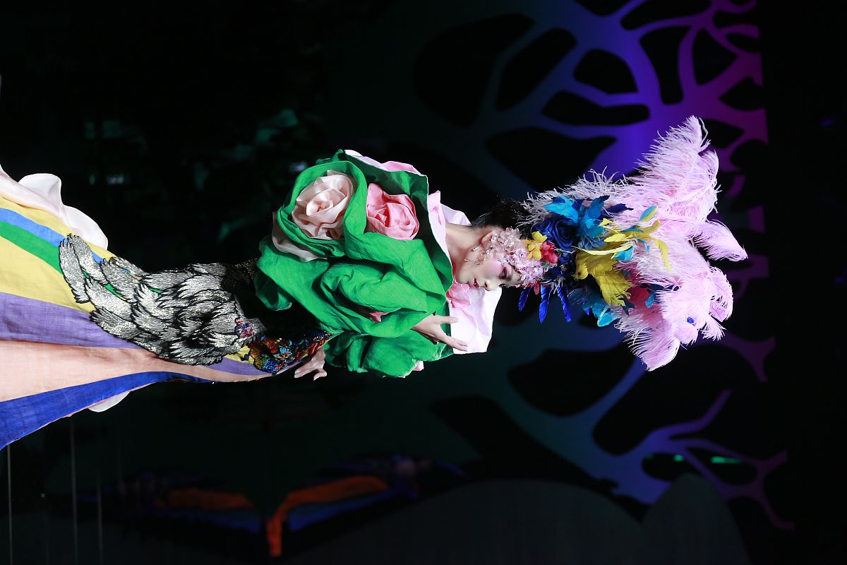 刘禹锡与苏轼的“山围故国”：两首诗的对比分析