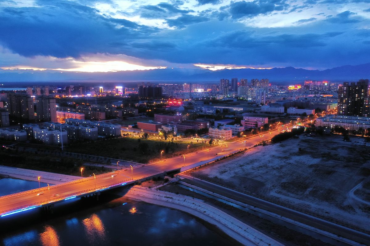 2021年6月19日,无人机航拍新疆博乐市区内的博尔塔拉大桥夜景.