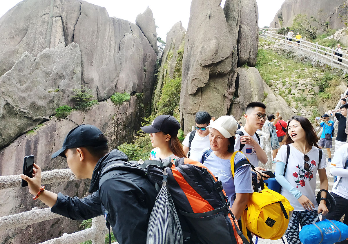黄山政府如何引导商户规范经营，提升旅游体验和产业发展？