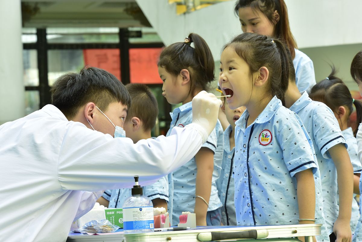 成为一名牙医：充满挑战的学业之路