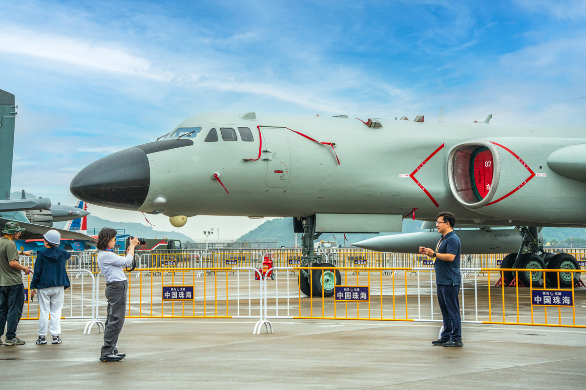 双十四飞机：中国首款自行研制的多用途武装型中型轰炸机