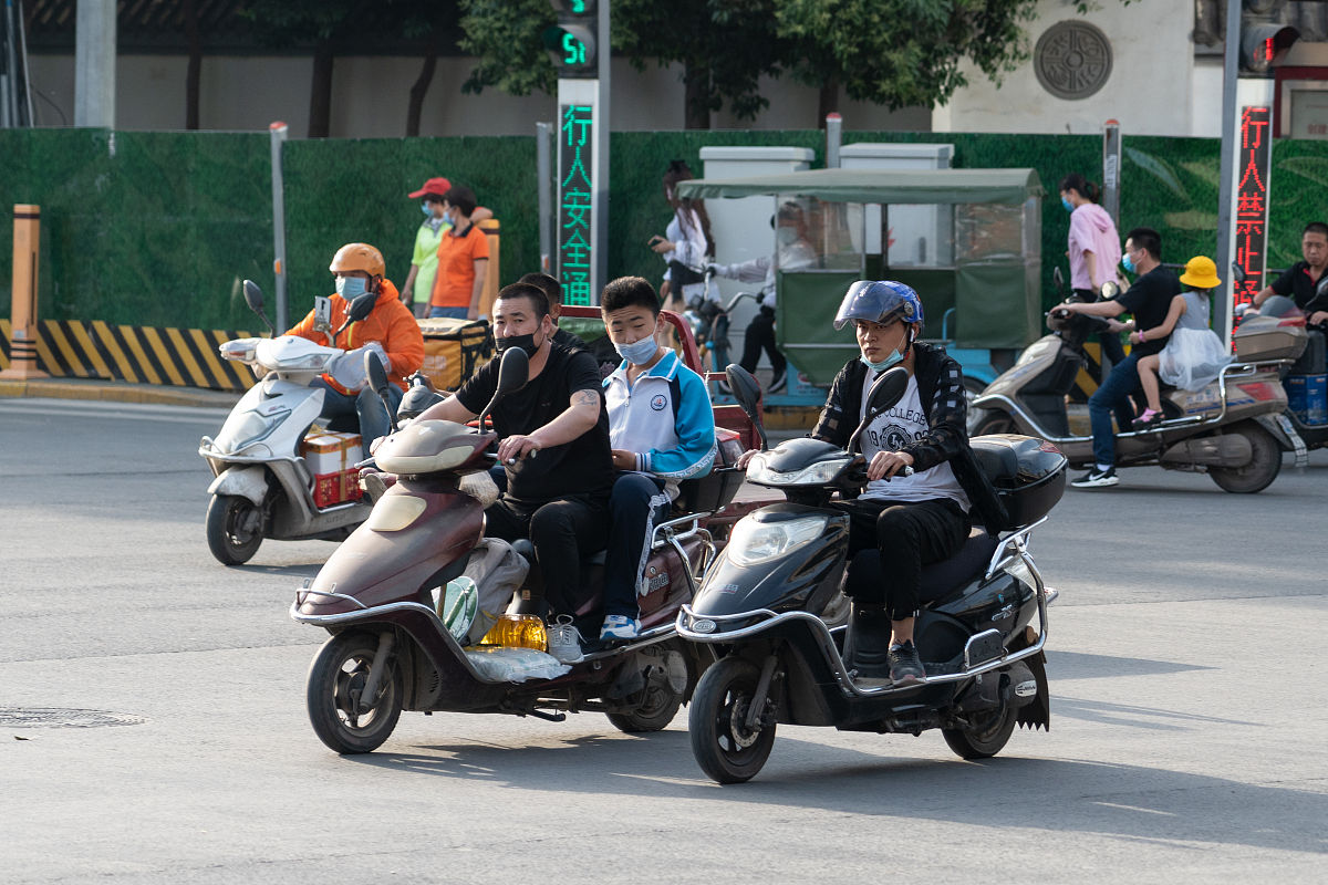 为佛山市电动摩托车政策执行中的问题写一篇提纲。