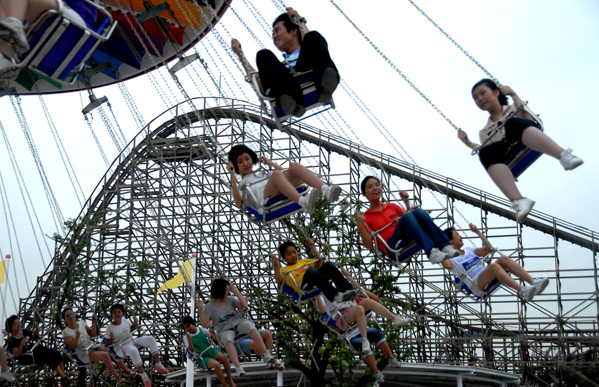 我是一个寻求刺激的人喜欢游乐园比如高空滑索密室室内跳伞等等