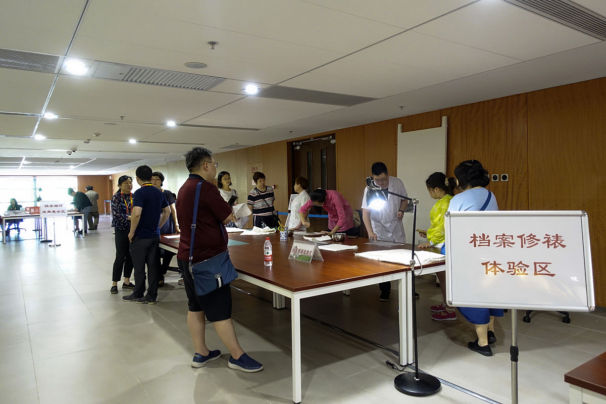 翻译To gain an insight and enable us to contrast the different work realities in which translation-related processes take place we conducted workplace studies in the following four settings cases 1 to 4