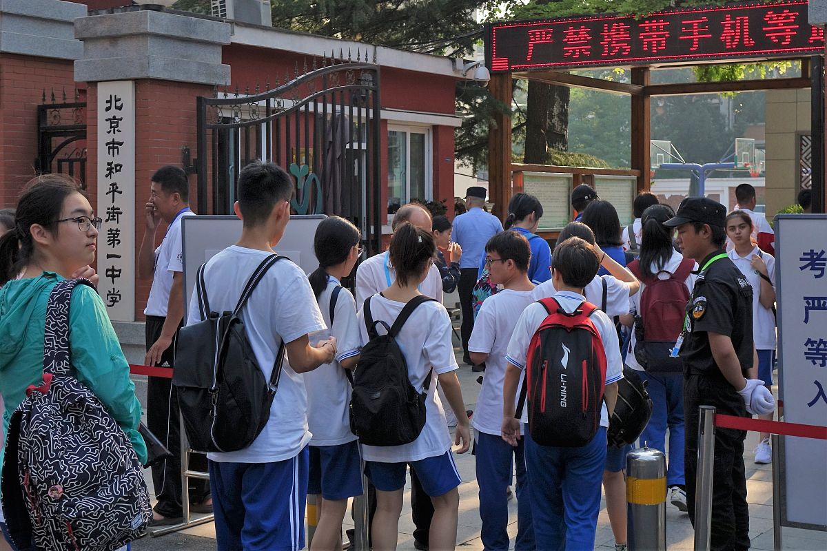 2019年6月24日,北京,2019年中考当日开考.图为考点北京市和平街第一中