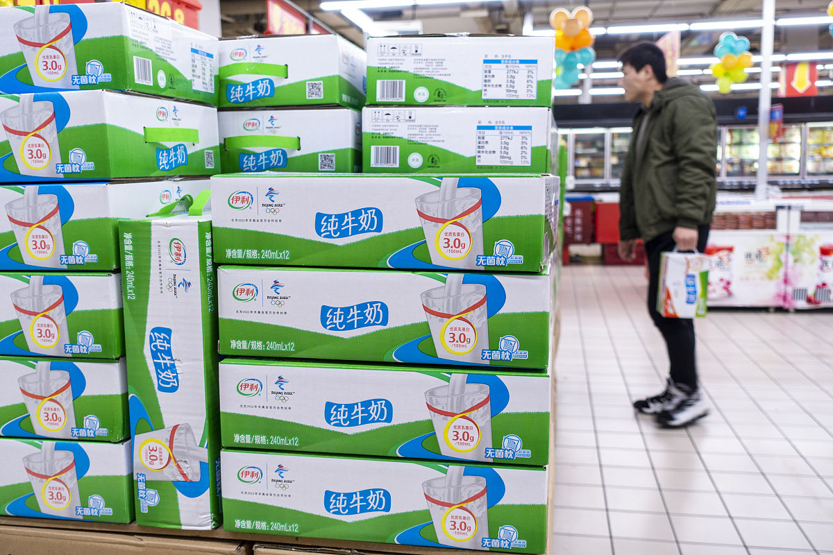 请给 伊利纯牛奶礼盒200ml24盒箱 一个美团优选的购买好评重点突出口味、包装。