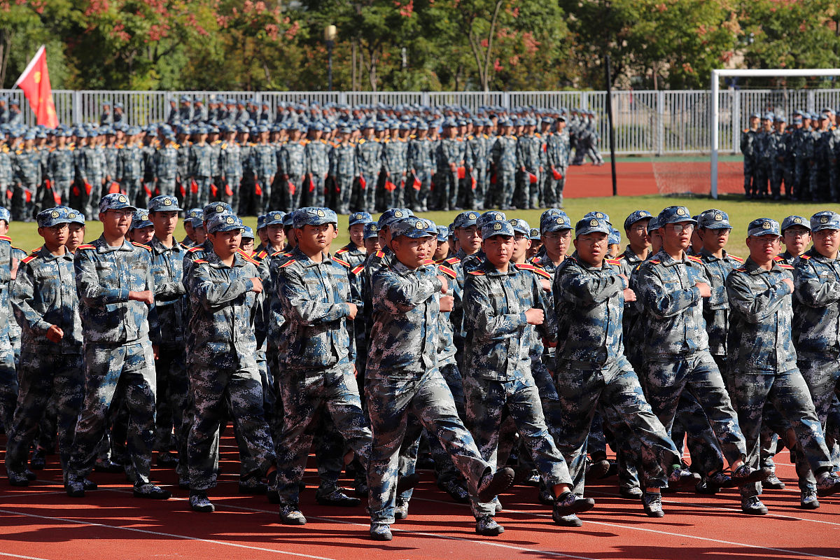 请你根据以下素材写一篇军训感悟内容紧扣当日主题写出真情实感表达生动有感情字数限制在300字以内素材为：早上开动员大会什生代表教官代表讲话副校长授旗下午对学生进行编队教官们做了叠被子示范我们在指导下进行内务整理检查仪容仪表晚上看红色电影建国大业。
