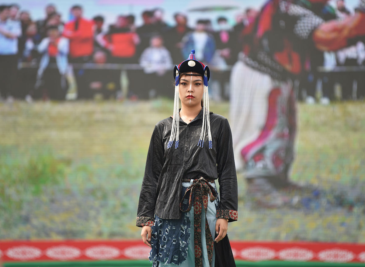 2021年7月10日,吉林松原,查干湖,独具地域特色的蒙古族服饰展.