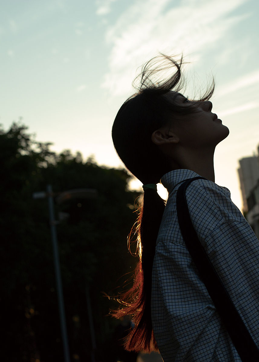 酷酷女孩光束消散：唯美摄影图片诠释孤独之美