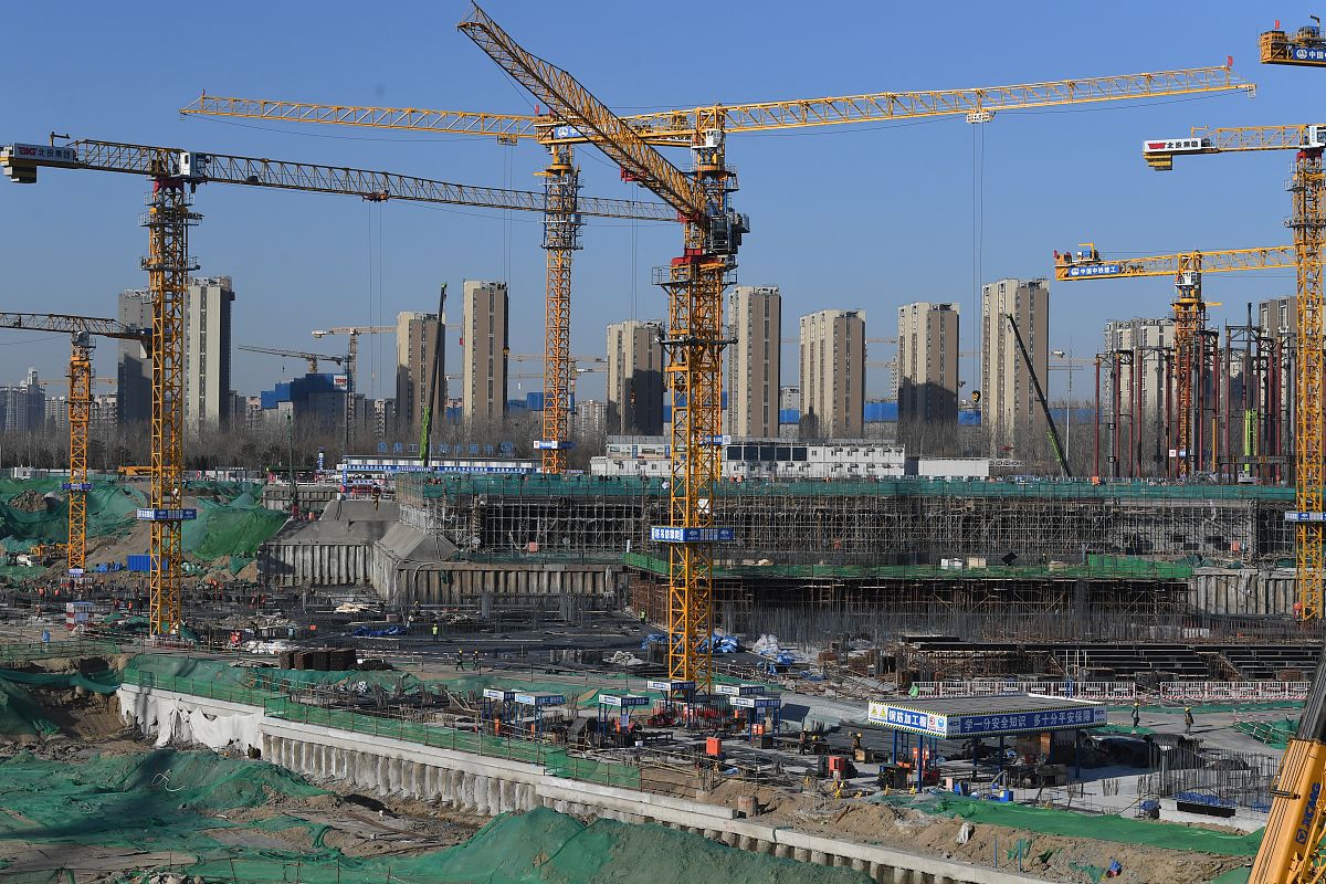 写一篇关于抢抓施工机遇大干快上赶施工进度的新闻稿