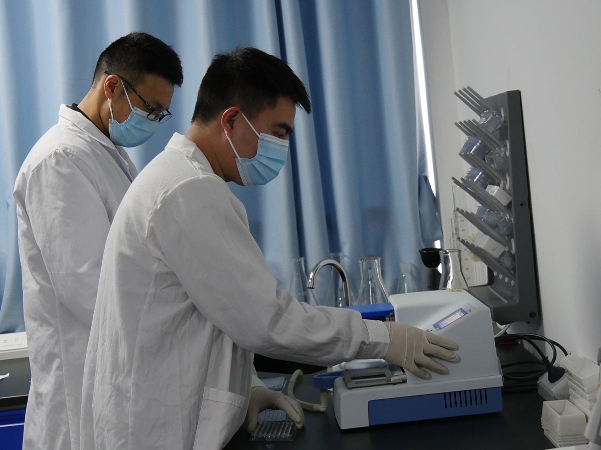 帮我总结下面这段话其中通过理化方法检验的物证如纸张、文字、色料、粘合剂、油脂、爆炸物、涂料、纤维、橡胶、塑料、金属、泥土及毒物等是现场勘查过程中所要发现、收集用于揭露和证实犯罪的主要物证之一。以纤维为代表的微量物证由于其范围广、种类多在犯罪现场出现的几率比较高常常混杂在其他物体中而不易被犯罪嫌疑人发现、毁掉因此在提供线索、确定侦查方向、缩小侦查范围和法庭诉讼中起着非常重要的作用。纤维鉴别实验是微量