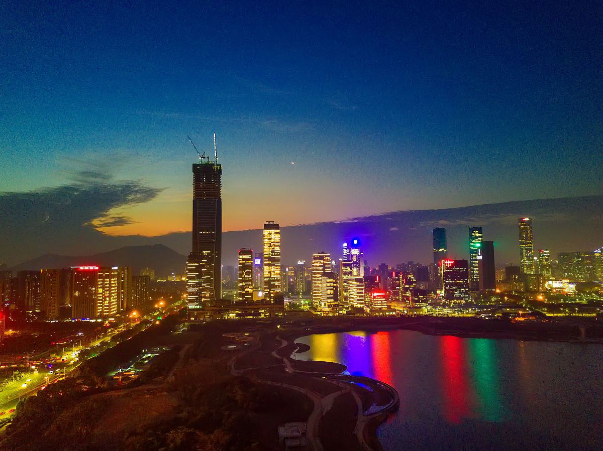 你充当一个写作文员我给你一段话你对这段话进行伪原创、润色改写降低与原文的相似度保持主要意思不变再进行一句话的简单扩写扩写加在原来的内容后面也就是放在同一个pp里面不要放在一个单独的pp里面并且保持html标签不变给你的内容如下： p南山中学实验学校虽然办学仅五年却凭借先进的办学理念、强大的师资力量、科学的管理体系、精心的服务保障取得了同类学校难以企及的成绩。学校连续五年获得