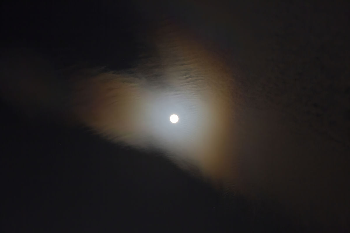 帮我用中文翻译一下月は夜空で独りぼっちでも、優しい光で皆を照らす
