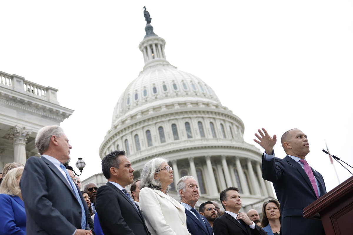 please translate the following English words to Chinese Former President Donald Trump has been arraigned on charges related to his actions on January 6 2021 when a pro-Trump mob stormed the US Capitol