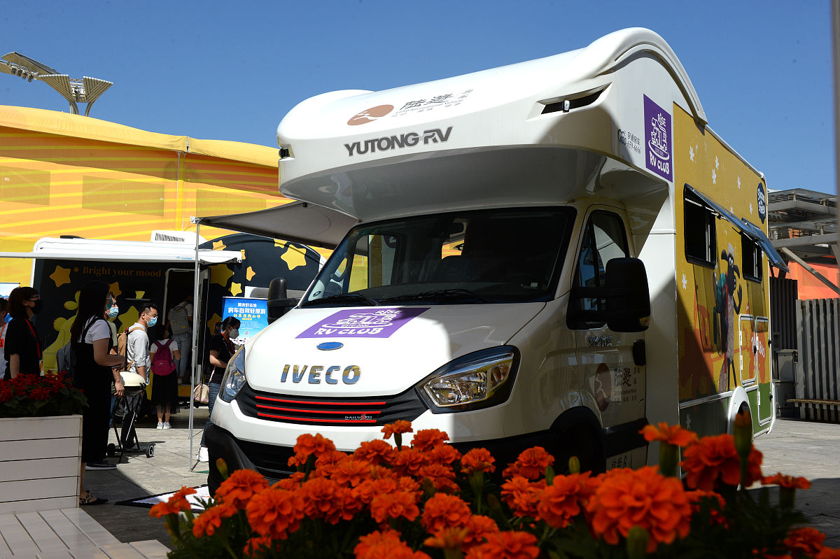 请将下面这段话进行改写并润色现阶段中国的房车发展虽处于起步阶段